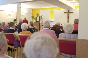 Gottesdienst mit Pfarrer Claus Themann im Altenwohnhaus