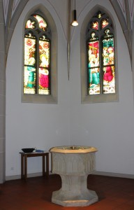 Taufkapelle mit gotischem Taufstein