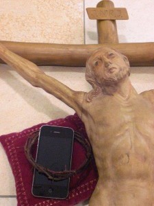 Kreuz mit gekröntem Handy