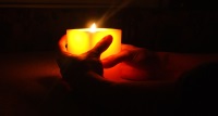 Brennende Kerze in zwei Händen